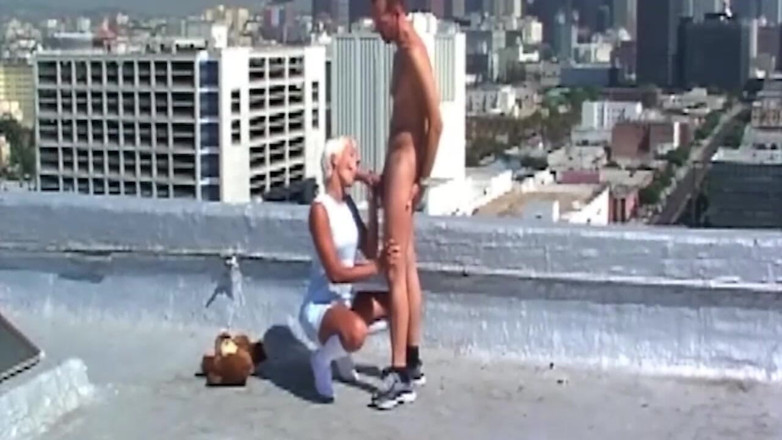 Bangora clips: Máy bay bà già tóc vàng phun nước trong khi...