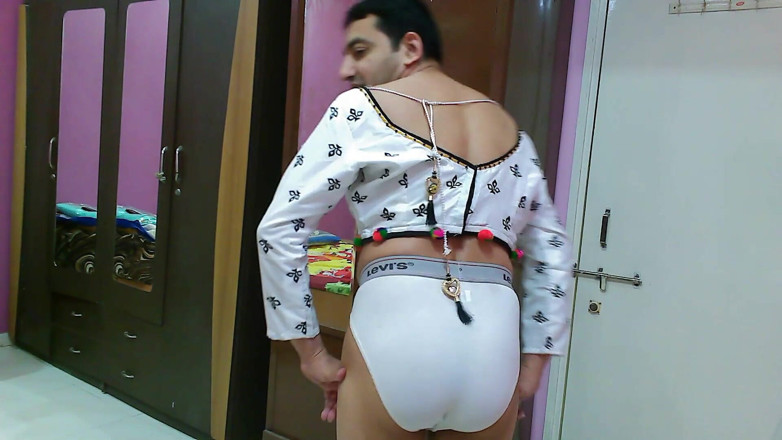 Cute & Nude Crossdresser: Travestito caldo femboy Sweet Lecca-lecca in un top di ritaglio...