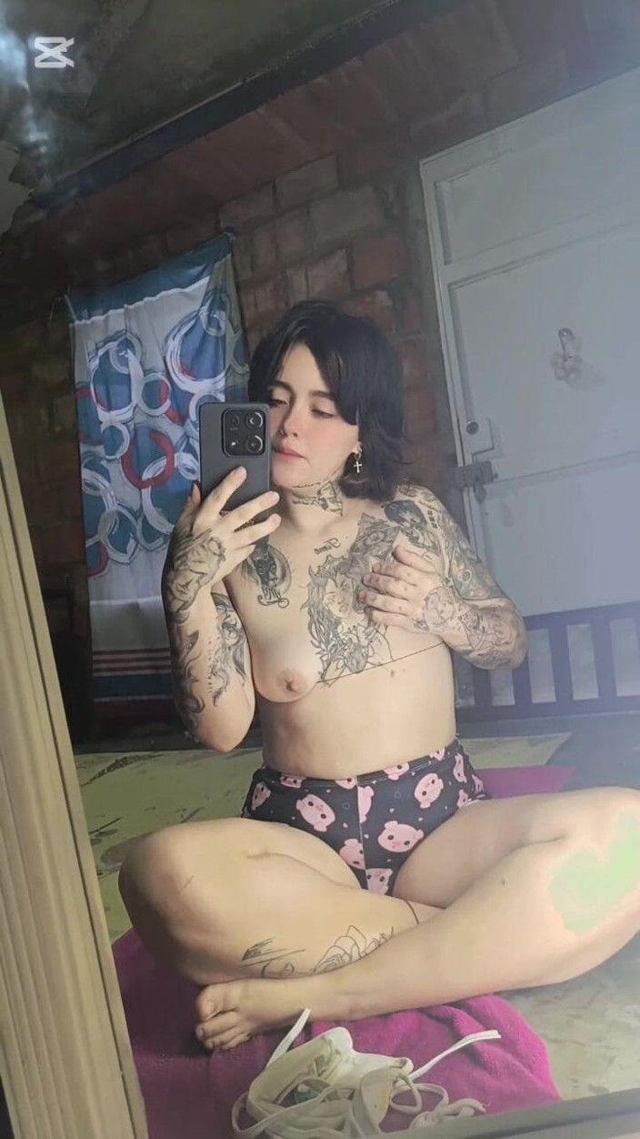 Dalyla: La donna da sola si registra divertendosi in fretta