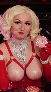 Seksi pin up kız Arya lateks eldivenlerle çörek yiyor