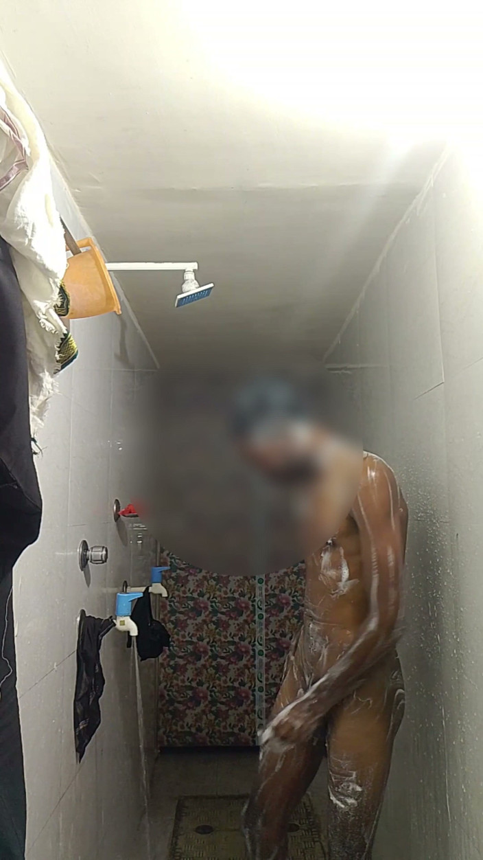 Haldipokhar: Video von Nagin beim Baden im Badezimmer