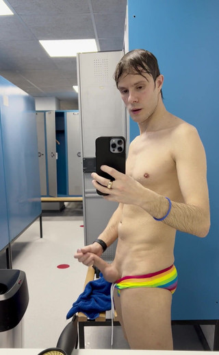 GayDuplo: Mandi bareng si yang di speedo ternyata enak banget