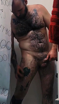 Seksi duşta ateşli dövmeli adam