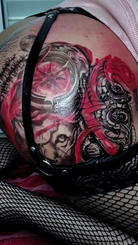 Enorme Dildo Vermelho Destruindo a Bunda Da Travesti Tatuada
