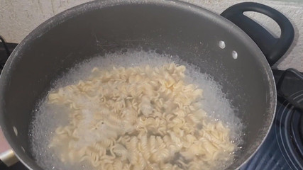 Pietro Montoya: Kölemi sidikle besliyorum baharatlı erişte