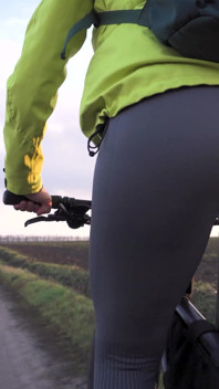 Amatoare reală în pantaloni de yoga cu vedere la bicicletă din spate