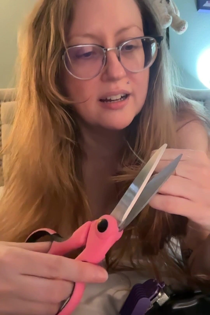 Honey Doll: Haargesneden fetisj! De uiteinden van mijn sexy, lange haar bijsnijden