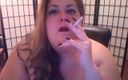 Ms Kitty Delgato: Nude fumando e brincando com a barriga