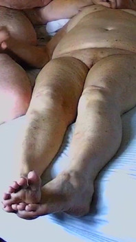 Trabajo de mano maduro casero obtiene semen en piernas y pies trabajando con el pie