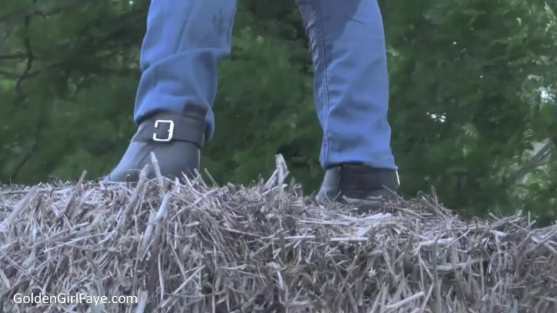 Her Kink UK: Hay Bales jeans wetting