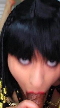 Cleopatra сосет сочный член
