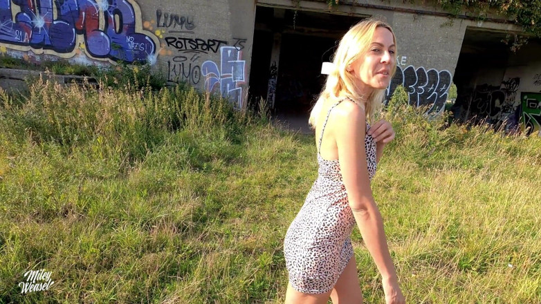Miley Weasel: Menina loira com tesão fode sua buceta molhada !!