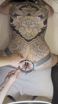 Un intenso scopata in faccia e divertimento con lo speculum anale con la moglie tatuata