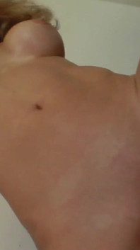 Milf brunetka Cory Chase kouří a šuká do zadku velkého ptáka