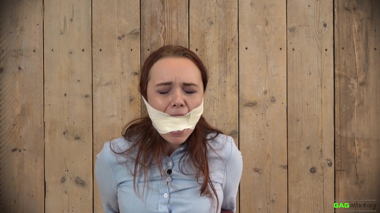 Gag Attack: Roxy - pita mikrofoam disedak
