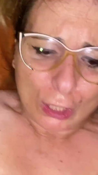 Saya menghisap zakar besar suami saya tetapi saya lebih suka di pantat