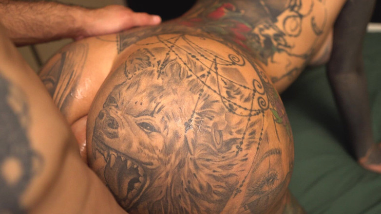 Leyton Big: Gadis yang Saya Temui Di Tinder Mengundang Teman-temannya Untuk Mencoba...