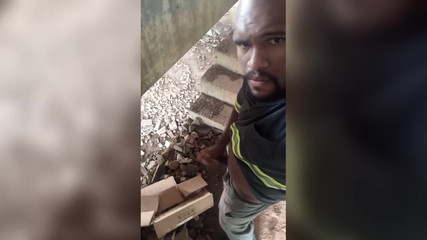 TheBlacKHunterr: En las escaleras del edificio golpeando un