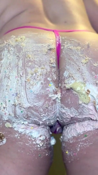 PAWG Smashes Birthday Cake with Her Big Booty