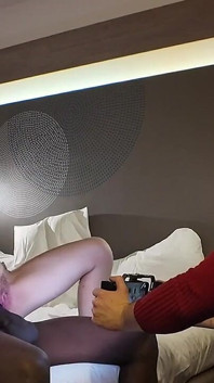 18歳の女の子がすでにカックと一緒にいる