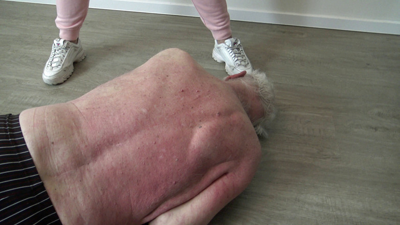 Femdom Austria: Старая избиение рабыни садистской домашней помощи!