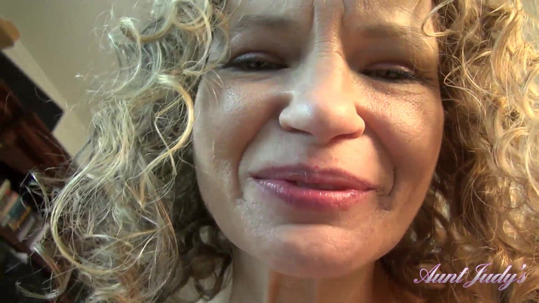 Aunt Judy's: Твоя возбужденная зрелая мачеха Tia сосет твой член в видео от первого лица