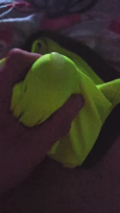 Usando el sujetador de hermanastra para ayudarme a correrme en su sujetador deportivo Nike Pro verde