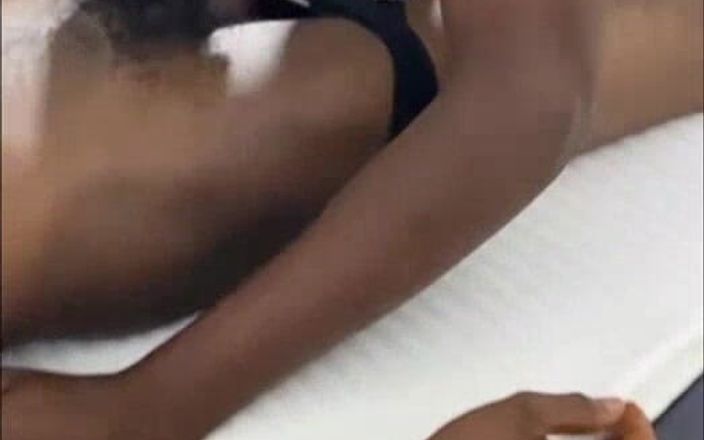 Sweetass132: 2つの大きなペニスのトップスは、2つの黒檀のボトムスでハードに