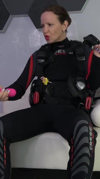Klip Fetish Yang Menampilkan Pakaian Basah, Vest, Scuba Tank dan Mainan
