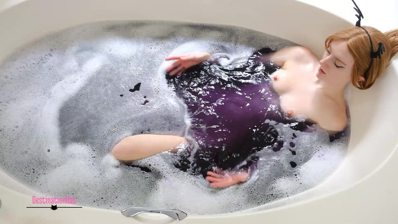 Destination Kat: Magická masturbační koupel