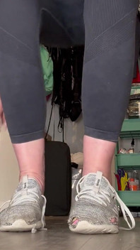Distruggere le scarpe di taglia 9-10 per adattarsi taglia 16 piedi