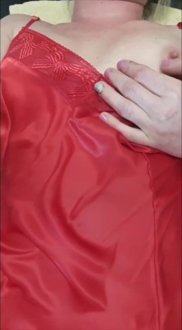 Aqua Pola: Pee on my self in satin when masturbate in red...