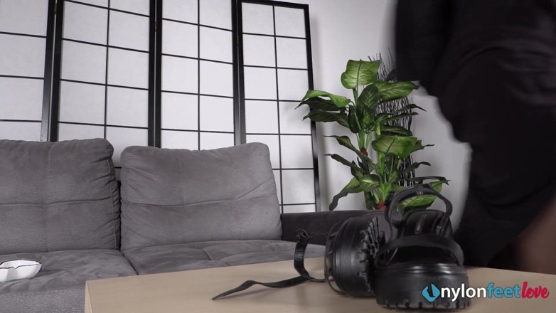 Best Nylon Feet Videos: Спокуслива Вайолет курить сигарету і ворушить своїми сексуальними іграшками для вашого задоволення