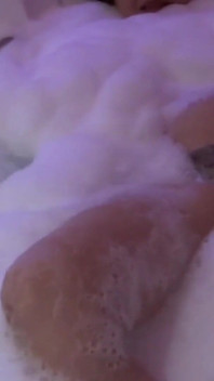 Bini cantik saya menikmati jakuzi di motel sebelum mengongkek kawan saya