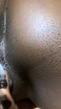 ホットなエボニーベイブがトゥワークしながら彼女の秘部を撫で、きついお尻の穴を見せる