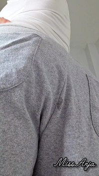 Des pets bruyants en sueur dans mon pantalon de survêtement gris