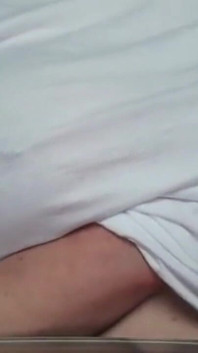 Een orgasme tepels en volgende afkoelen door mijn t-shirt te nat te maken