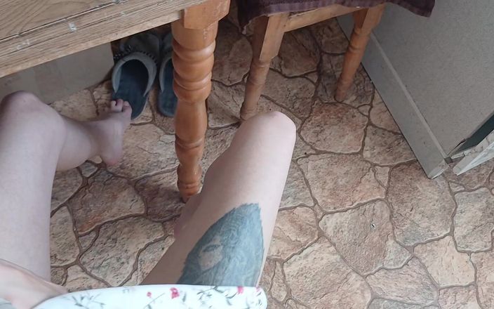 Lesbian-illusion: 부모님이 직장에 있어 자위할 때 대학을 건너뛰기
