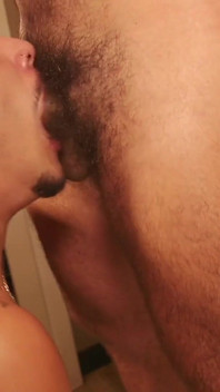 Chlupatá Tiny Twink 19 dostává pěst! Letthemwatch Hardcore Gay Sex