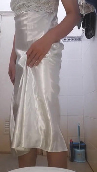 Asiatic crossdresser purtând o rochie lungă de noapte mătăsoasă