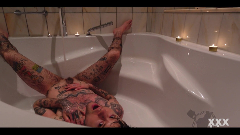 Xxx skips: Tatuado Ftm en el baño! Coño rosa xxx skips te...