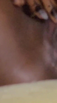 Caliente nena de ébano con vista del coño mojado