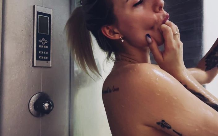 Viky one: Blondynka z dużymi piersiami myje seksowne pod prysznicem