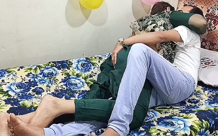 Pakistani CoupleX: 印度德西继母玩她的继子大屁股继母印地语音频