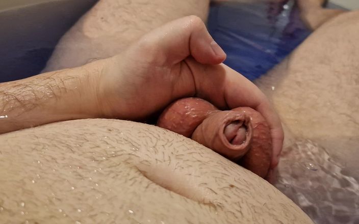 Philzstift: Aku lagi asik mainin pelerku sambil mandi!