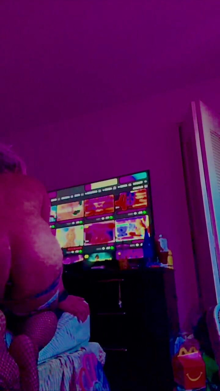 Lilith the demon: Mietje speelt met w zelf
