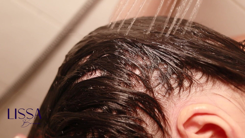 Lissa Brown: 洗头发，调理和大量泡沫与皮裤