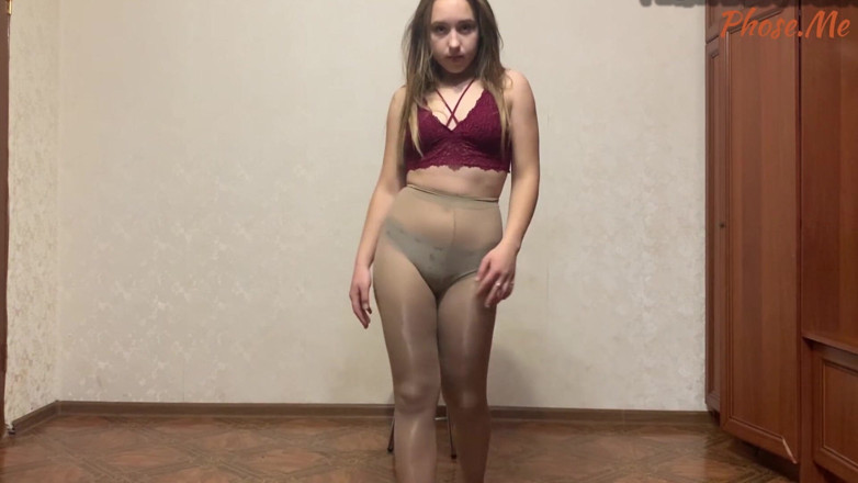 Pantyhose me porn videos: Awek kolej comel Lisa modeling pantyhose yang berbeza untuk usikan