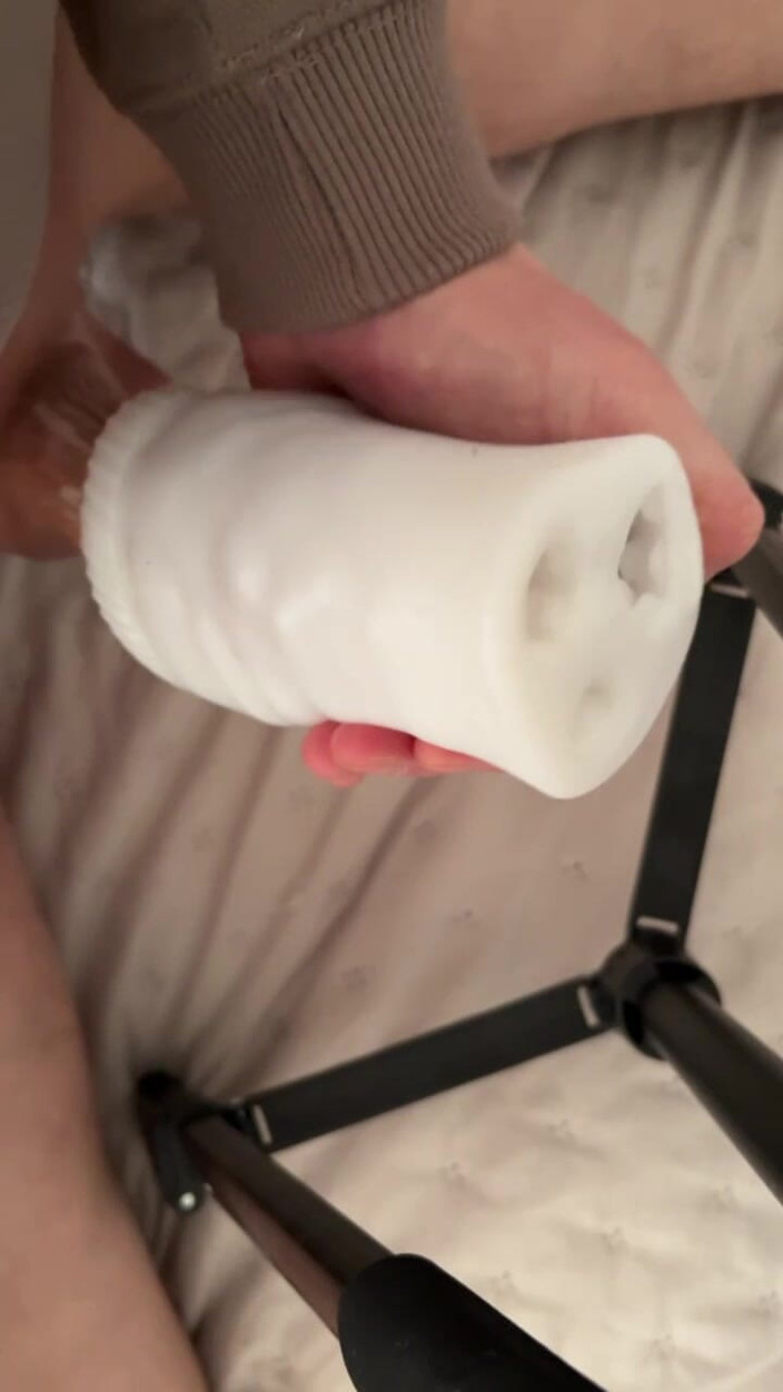 Dosstoevsky: Huge знищує вібратор Fleshlight і наповнює його спермою