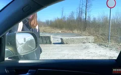 Naïef liftster meisje dacht dat het gratis zou rijden